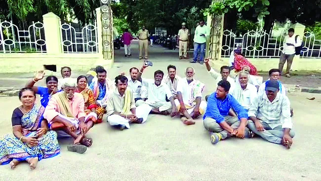 తాగునీటి కోసం కలెక్టరేట్‌ ఎదుట ధర్నా 