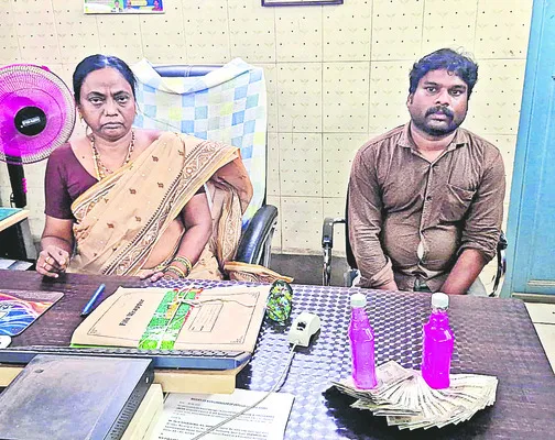 లంచం తీసుకుంటూ పట్టుబడ్డ సబ్ రిజిస్ట్రార్