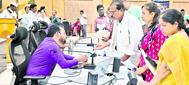 కలెక్టర్‌ గ్రీవెన్స్‌కు 64 వినతులు 
