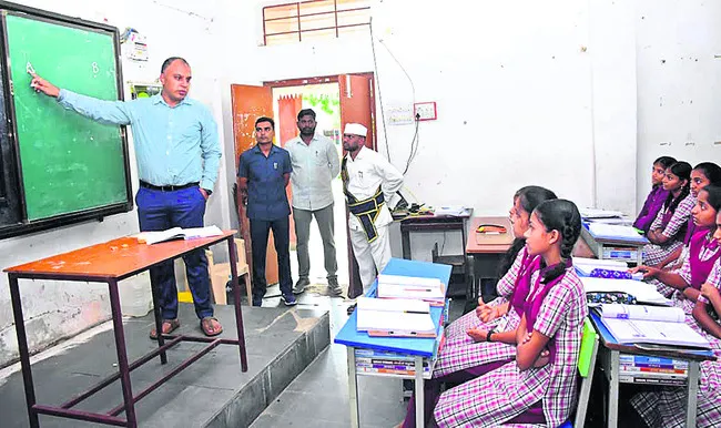 రైల్వేలైన్ మట్టికి అనుమతులు పొందాలి