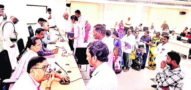 అర్జీలు పరిష్కరించాలి