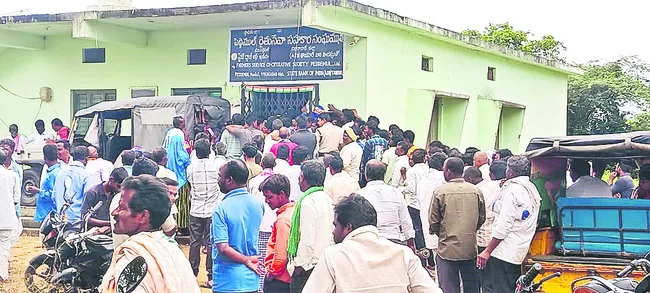 యూరియా కొరత.. రైతన్న వెత