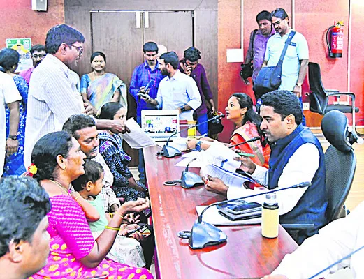 నిర్లక్ష్యం వహిస్తే వేటు తప్పదు 