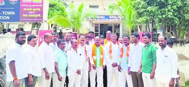 కాంగ్రెస్ రౌడీయిజం మానుకోవాలి