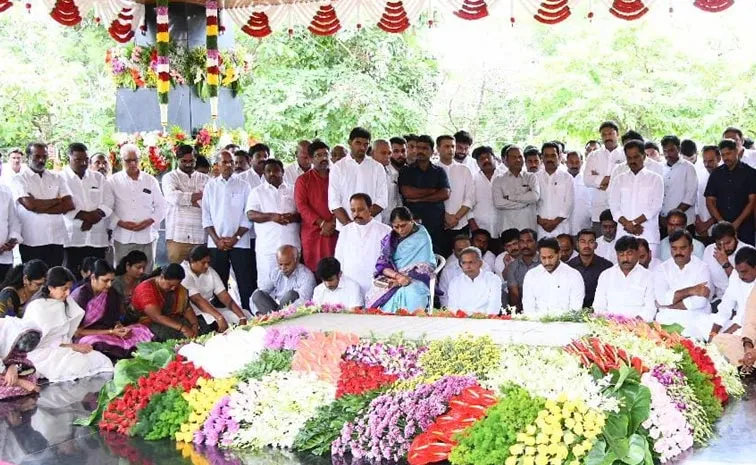 YS Jagan Pay Tribute To YSR A YSR Ghat