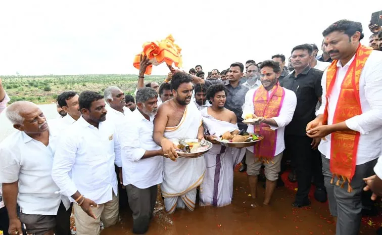 Pulivendula: Ys Jagan Jala Harathi At Ambakapalli Lake