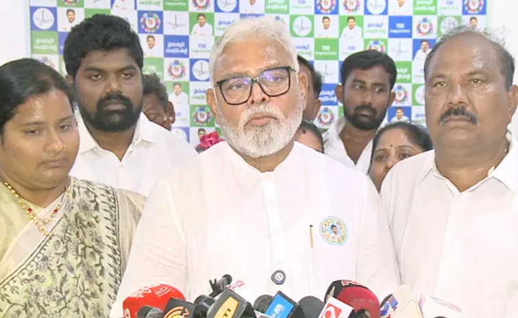 Guntur YSRCP Leaders At YSR Vardhanthi Programme