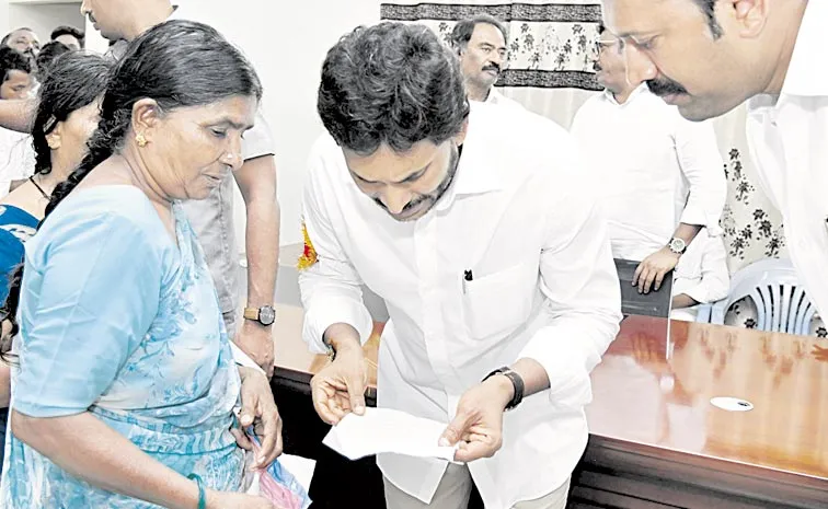 Ys Jagan holds praja darbar at Pulivendula