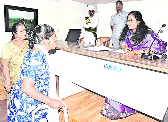 ఉద్యోగుల గ్రీవెన్స్‌కు 13 అర్జీలు 