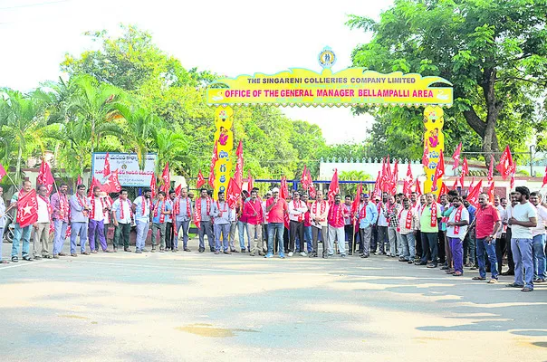లాభాల వాటా చెల్లించాలని ధర్నా