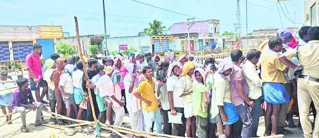 యూరియా కోసం అవే బారులు

