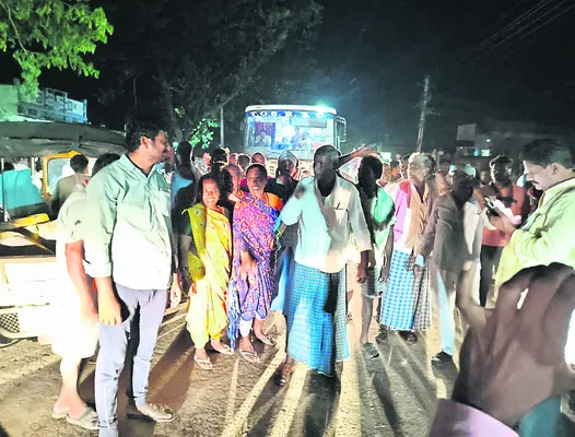యూరియా అందించాలని రోడ్డెక్కిన రైతులు