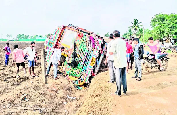 ఇసుక లారీ బోల్తా