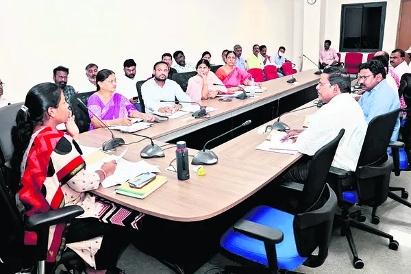 ఆరోగ్యశ్రీ నెట్వర్క్ ఆస్పత్రుల్లో తనిఖీ