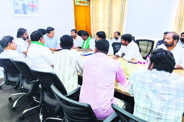 భూనిర్వాసితులకు అండగా నిలుస్తాం