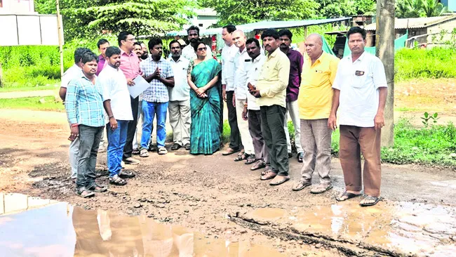 గుంతలు పూడ్చలేకపోతే కాంట్రాక్టు వదులుకోండి 