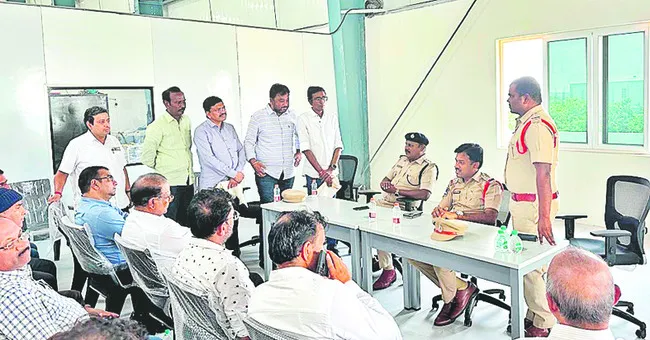 పని చేసే వారి వివరాలు తప్పనిసరి