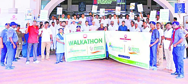 రైల్వే ప్రాంగణాల పరిశుభ్రత సమష్టి బాధ్యత 