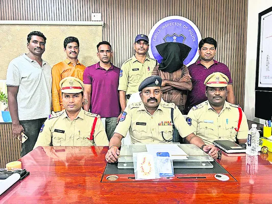 24 గంటల వ్యవధిలో చైన్‌స్నాచర్‌ అరెస్ట్‌ 