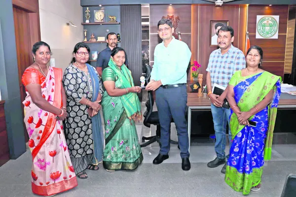 సీ్త్రనిధి రాష్ట్ర బోర్డు కోశాధికారికి సన్మానం 