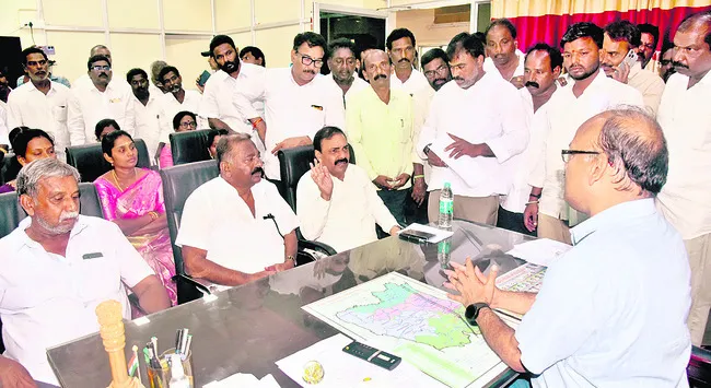 అధికారుల తప్పిదాలకు సర్పంచ్లా బాధ్యులు..?