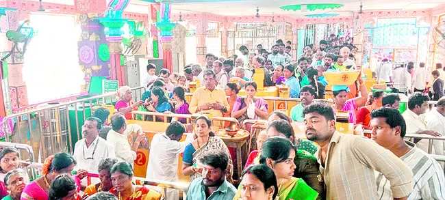 భక్తిశ్రద్ధలతో రాహుకాల అభిషేక పూజలు 