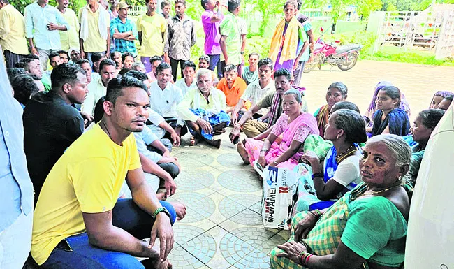 పోలీసుల తీరుపై ఎర్రంపేట గిరిజనుల నిరసన