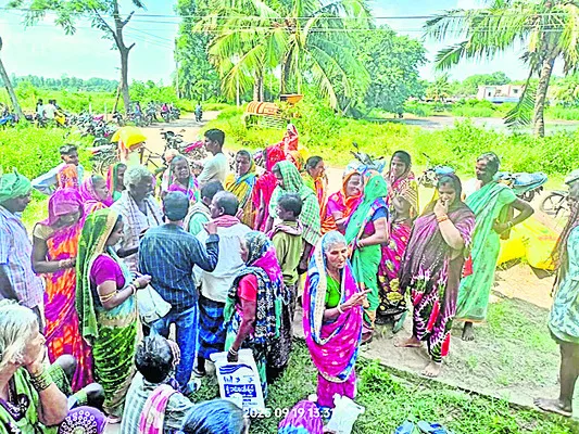 ● అయిన వారికే యూరియా!