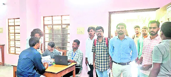 మెగా జాబ్‌మేళాకు  విశేష స్పందన
