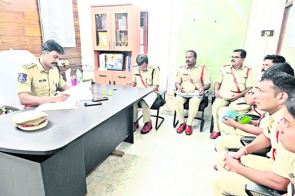 సైబర్ నేరాలపై అవగాహన కల్పించాలి