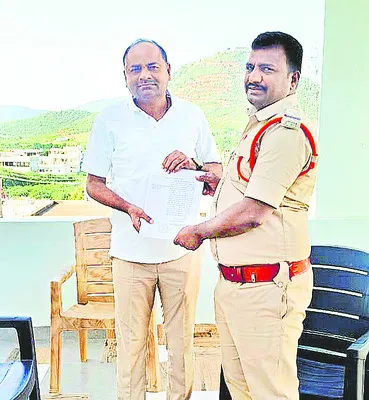 ఖాకీ