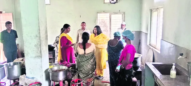 మెనూ ప్రకారం భోజనం అందించాలి
