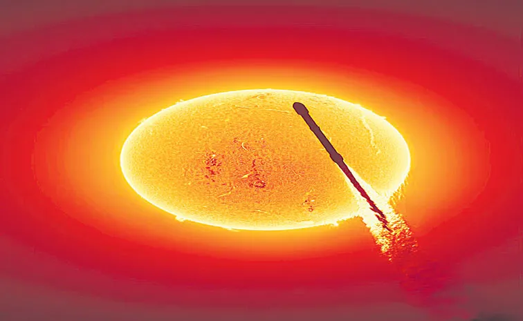 Andrew McCarthy Rocket-Sun Masterpiece Captures Seemingly Frozen SpaceX Falcon 9