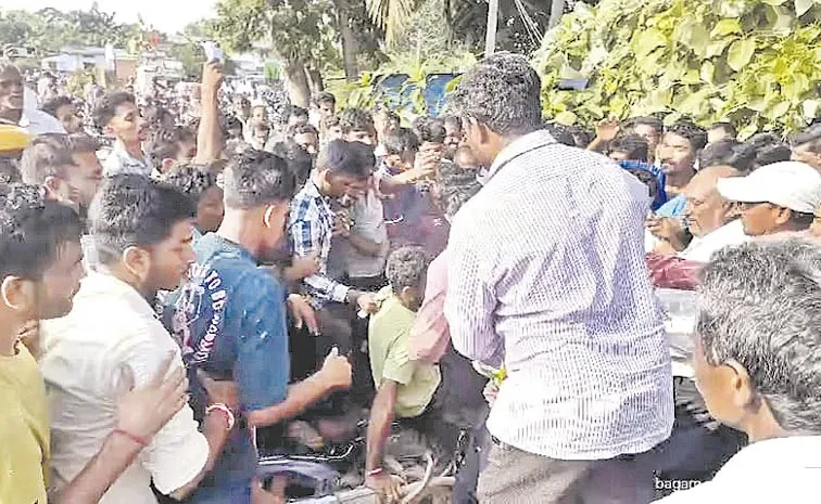 farmers stampede for urea in karepally: Telangana