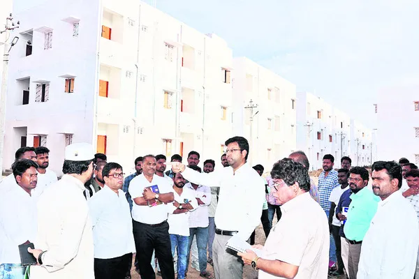 ‘డబుల్’ ఇళ్లలో పెండింగ్ పనులు పూర్తి చేయాలి
