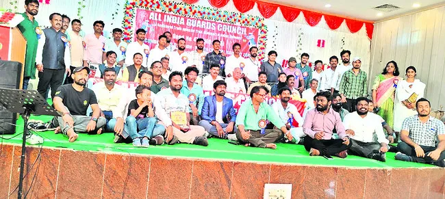 రైల్వే గార్డుల సమస్యలు పరిష్కరించాలి