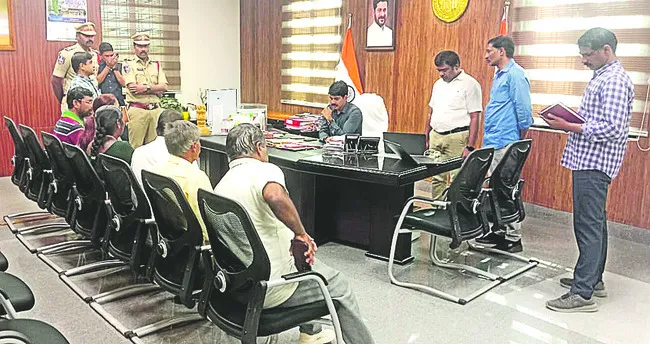 కోర్టు ఉత్తర్వులు అమలు చేయండి 