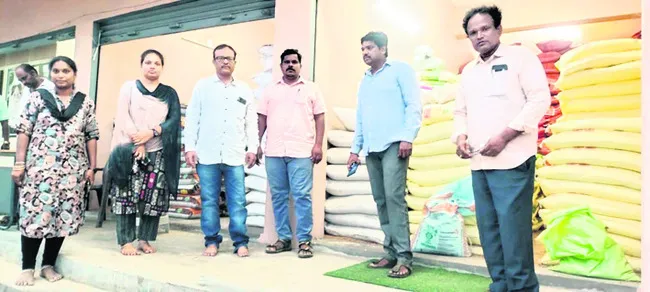 ఎరువుల షాపులపై విజిలెన్స్ దాడులు