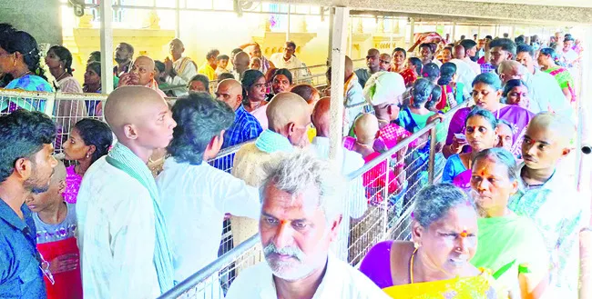 శ్రీవారి ఆలయంలో భక్తుల రద్దీ