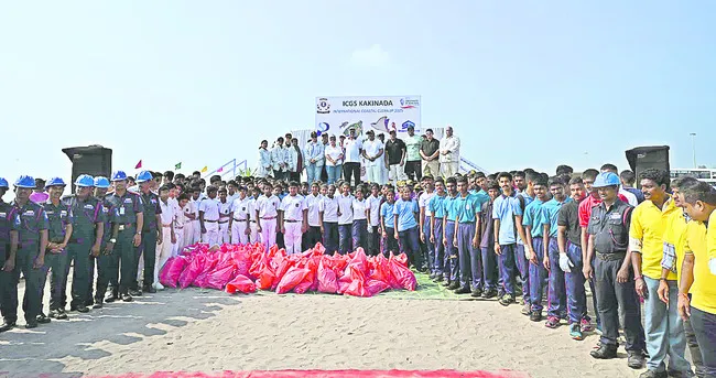 సూర్యారావుపేట బీచ్లో క్లీన్ అప్ డ్రైవ్