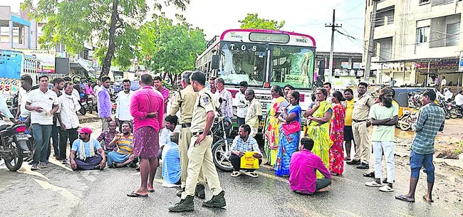 యూరియా కోసం రైతుల రాస్తారోకో