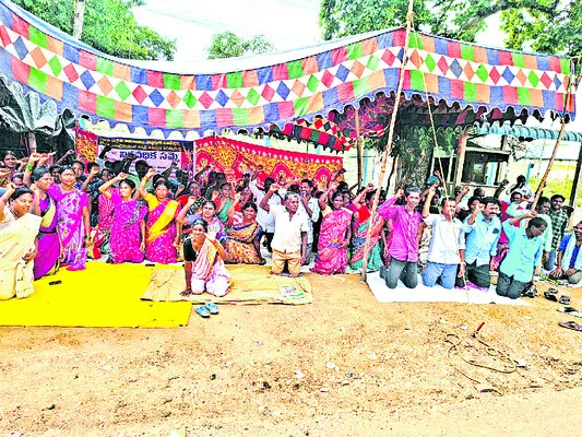 వర్కర్ల సమస్యలు పరిష్కరించాలి