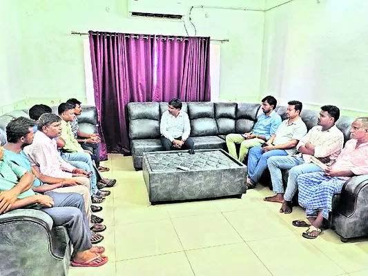 భూ సేకరణకు రైతులు సహకరించాలి