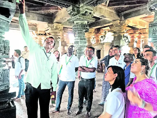 రామప్పలో విదేశీయుల సందడి