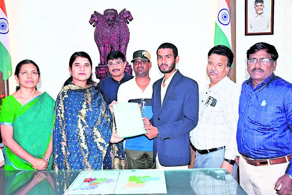 ప్రతిభా విద్యార్థులకు  కలెక్టర్‌ అభినందన