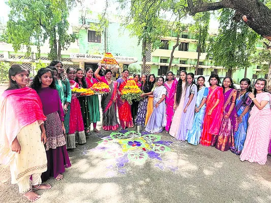 డిగ్రీ కళాశాలలో ముందస్తు బతుకమ్మ వేడుకలు