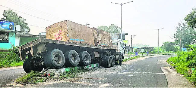 డివైడర్‌ ఎక్కిన గ్రానైట్‌ లారీ 
