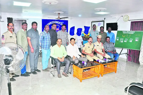చోరీ కేసుల్లో నిందితుల అరెస్ట్