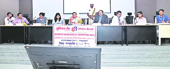 రుణ లక్ష్యాన్ని సాధించాలి