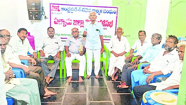 చేనేతను నిర్వీర్యం చేస్తున్న ప్రభుత్వాలు